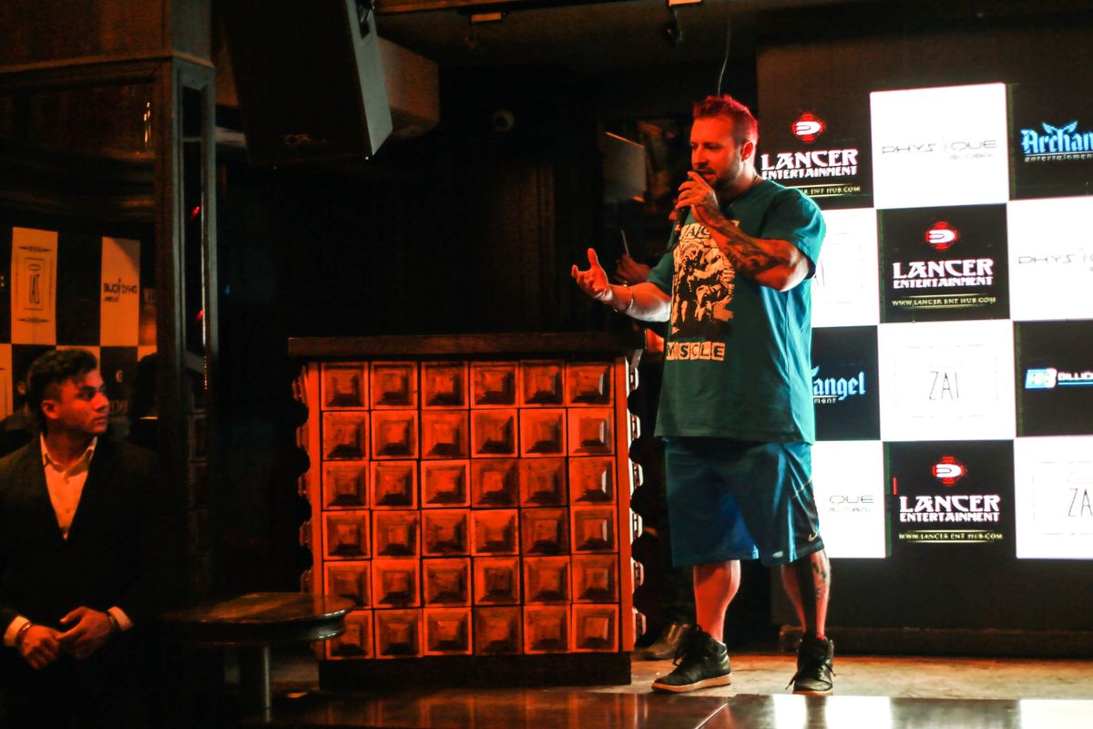 Kris Gethin speaking to the crowd, South Delhi, 2015